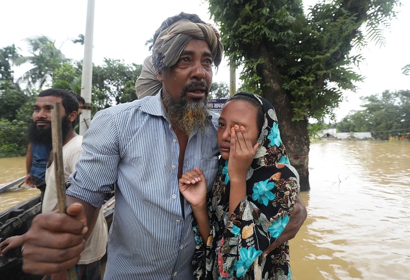 চারদিন পর মেয়ে সাদিয়া আক্তারের দেখা পেয়ে জড়িয়ে ধরে কান্নায় ভেঙে পড়েন বাবা সাইফুল ইসলাম। আজ সকাল ১১টায় ফেনী লালপোল এলাকায়